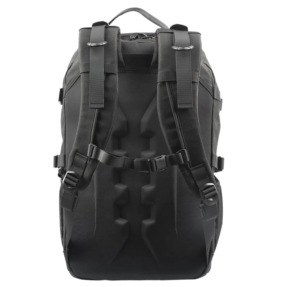 Der STOIRM 25L Tactical Pack GEN2 von STOIRM ist von hinten in schwarz abgebildet und verfügt über gepolsterte Schultergurte, einen Brustgurt, ein strukturiertes Rückenpanel zur Unterstützung und einen Tragegriff oben.