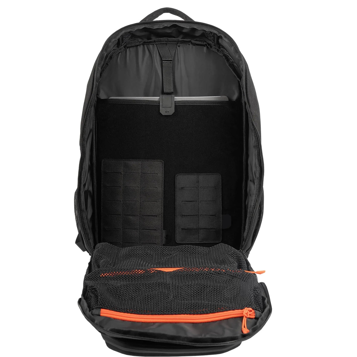 Der STOIRM 25L Tactical Pack GEN2 von STOIRM ist offen und zeigt sein geräumiges Inneres mit einem gepolsterten Laptop-Fach, zwei schwarzen rechteckigen gepolsterten Fächern und Netztaschen mit orangefarbenen Reißverschlüssen im Inneren der Klappe.