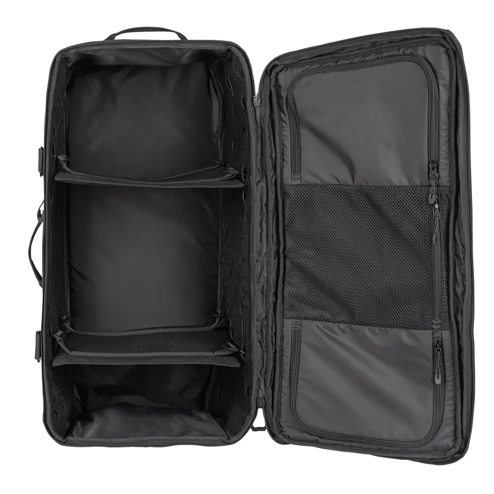 Offener schwarzer Koffer mit zwei Innenfächern auf der linken Seite und Netzfächern mit Reißverschluss auf der rechten Seite, mit organisierter Aufbewahrung, inspiriert von der STOIRM 50L Duffel Bag von STOIRM, einer vielseitigen und wasserfesten Reisetasche.