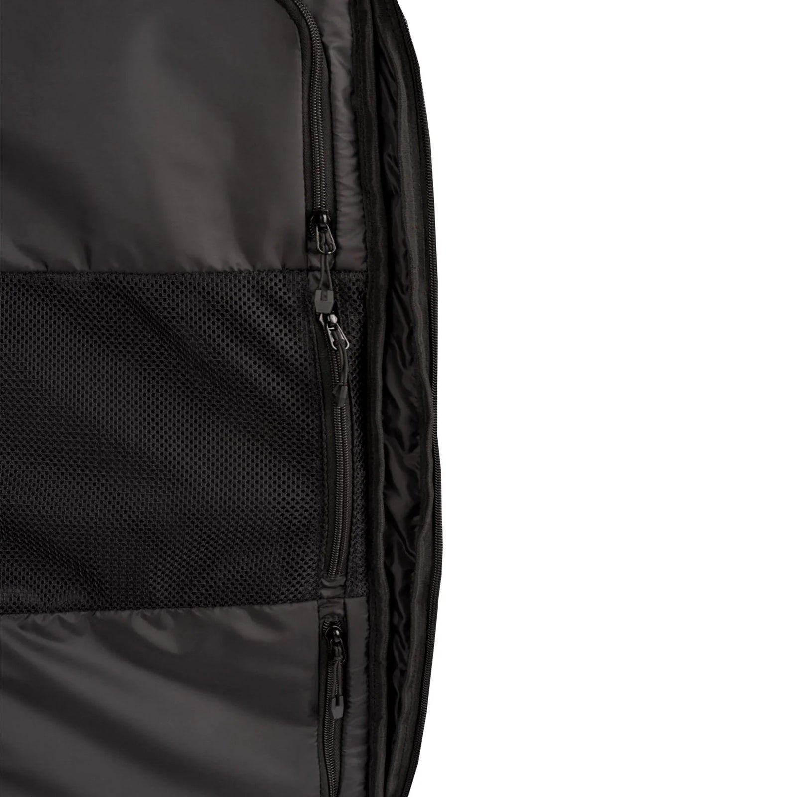 Nahaufnahme einer schwarzen STOIRM 50L Duffel Bag von STOIRM, mit Netz- und Vollmaterialeinsätzen, zwei Reißverschlüssen und einem teilweise sichtbaren Rand auf weißem Hintergrund. Diese wasserabweisende Tasche ist ideal für Reisen.