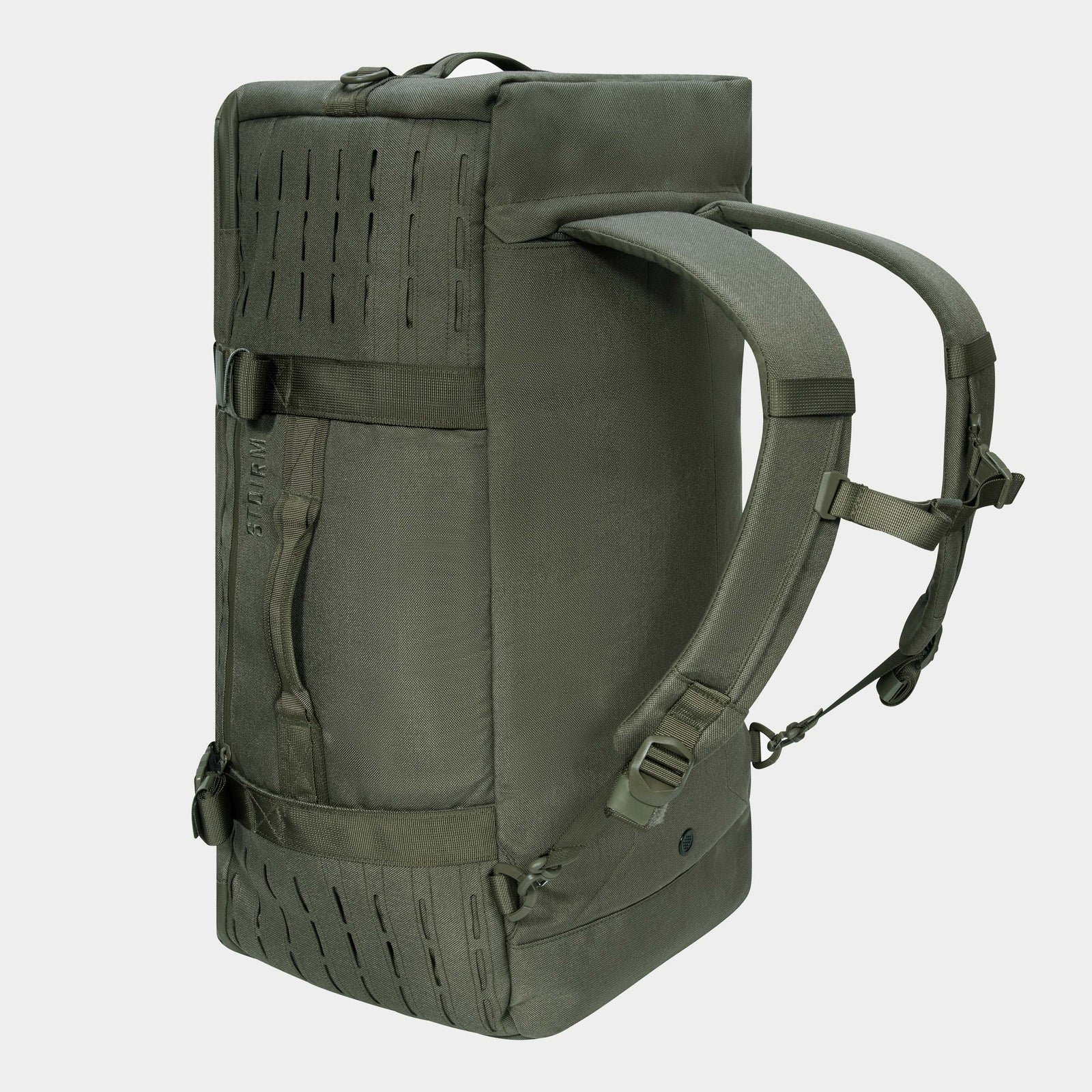 Der STOIRM 50L Duffel Bag ist ein grüner, rechteckiger Rucksack mit gepolsterten Schultergurten, einem Griff an der Oberseite und lasergeschnittenen MOLLE-Einsätzen für Vielseitigkeit. Aufrecht stehend vor weißem Hintergrund abgebildet.
