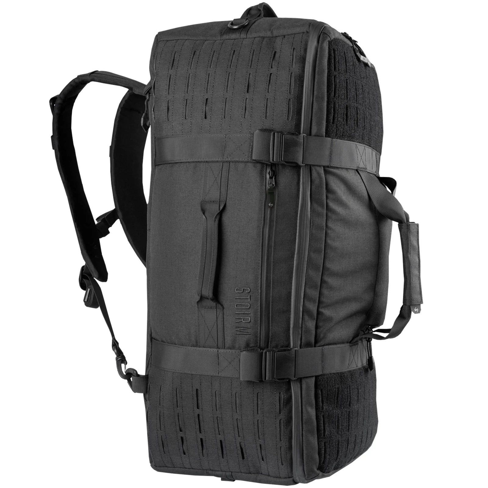 Die STOIRM 50L Duffel Bag in Schwarz verfügt über mehrere Tragegriffe, verstellbare Schultergurte und Fächer mit Reißverschluss. Die wasserabweisende Tasche ist vor einem weißen Hintergrund abgebildet.