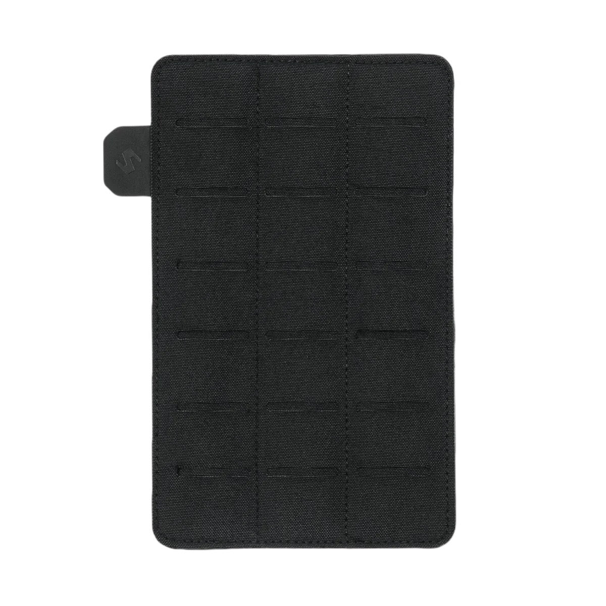 Das STOIRM Large Molle Panel von STOIRM ist ein schwarzer, rechteckiger Stoff-Organizer mit mehreren horizontalen Gitterschlitzen, ideal für Molle-Setups. Oben links befindet sich eine Logolasche. Der Hintergrund ist weiß.