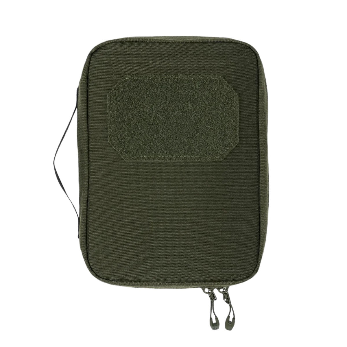 Die STOIRM Large Pouch V.1 ist eine olivgrüne, rechteckige Reißverschlusstasche mit einem seitlichen Griff, einem Klettverschluss auf der Vorderseite und zwei Reißverschlussgriffen. Kompatibel mit MOLLE-Panel-Taschensystemen für vielseitigen Einsatz. Marke: STOIRM.