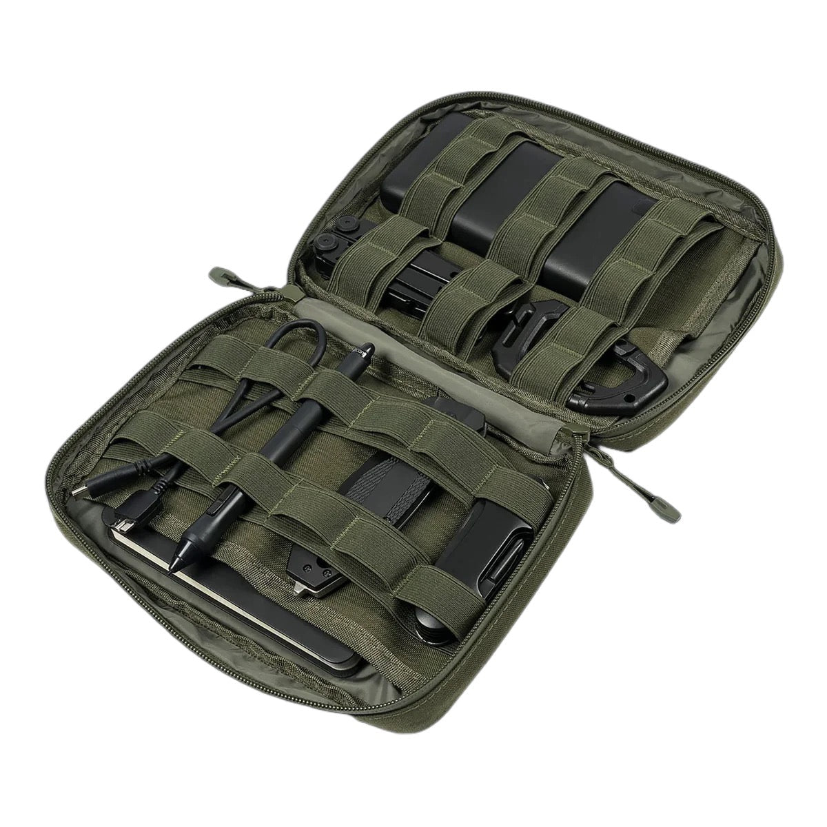 Eine geöffnete STOIRM Large Pouch V.1 von STOIRM in Olivgrün zeigt ordentlich organisierte Werkzeuge, die durch elastische Riemen auf einem Molle-Panel gesichert sind, einschließlich eines Stifts, einer Taschenlampe, eines Multitools und anderen schwarzen oder metallischen Accessoires.