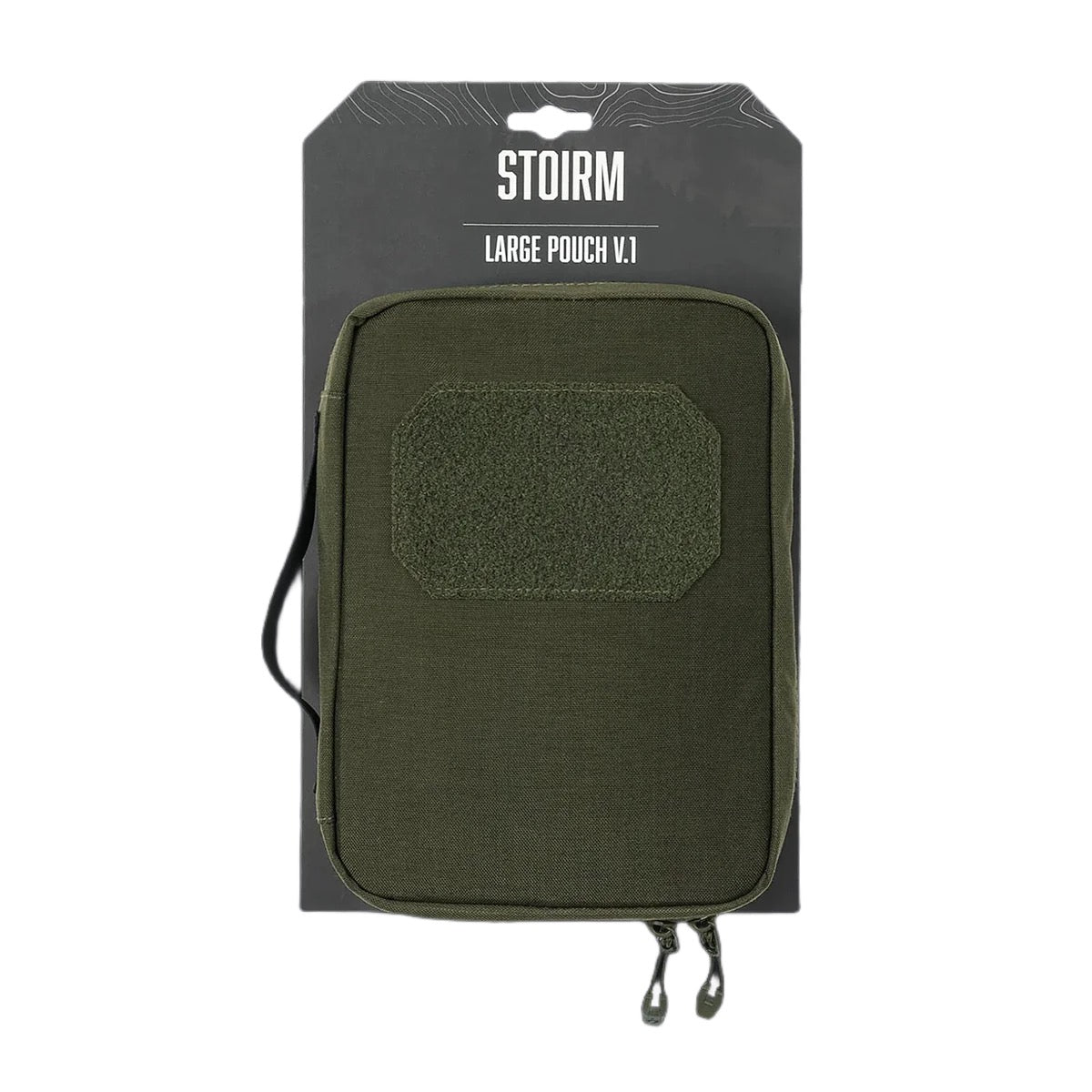 Die STOIRM Large Pouch V.1 in Olivgrün verfügt über zwei Reißverschlüsse, eine Klettverschlussfläche auf der Vorderseite, Kompatibilität mit Molle-Panels und einen seitlichen Tragegriff, abgebildet auf einer schwarzen Verpackung.