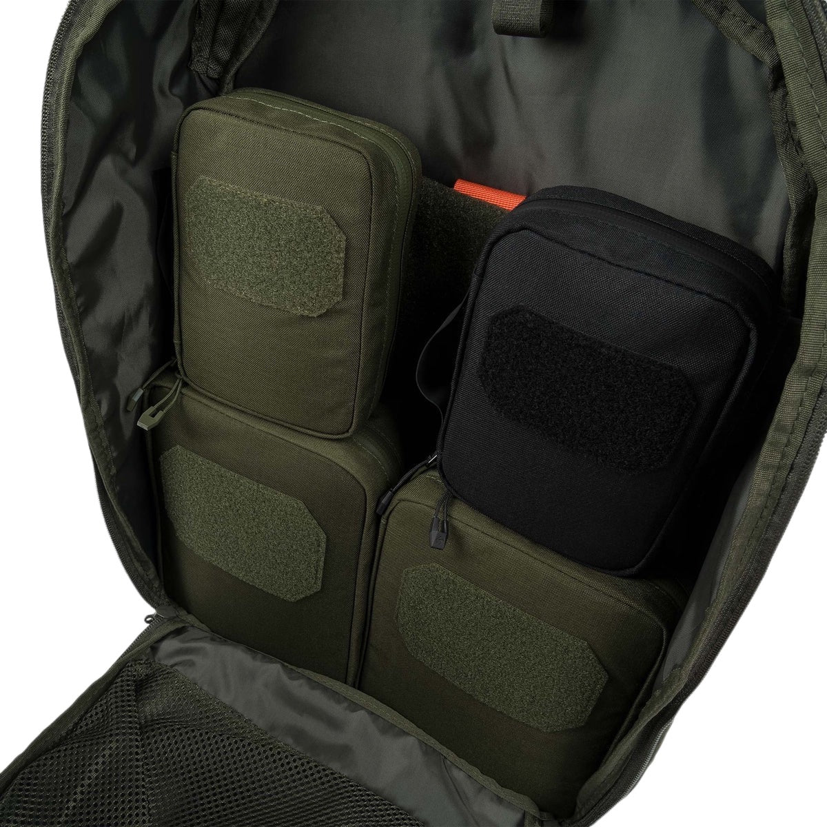 Der offene Rucksack bietet Platz für vier STOIRM Large Pouch V.1 Taschen - drei olivgrüne und eine schwarze -, die mit Reißverschlüssen, Klettverschlüssen und Molle-Panel-Befestigung versehen sind.