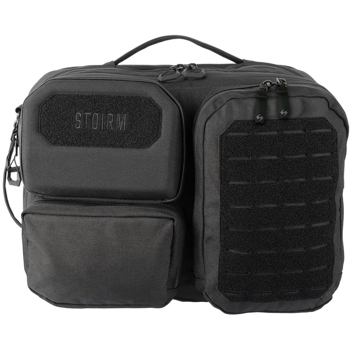 Die STOIRM Messenger Bag von STOIRM ist eine schwarze, robuste, wasserfeste Tasche mit mehreren Reißverschlussfächern, einem Klettaufnäher mit der Aufschrift STOIRM und einem speziellen 17" Laptopfach für die sichere Aufbewahrung unterwegs.