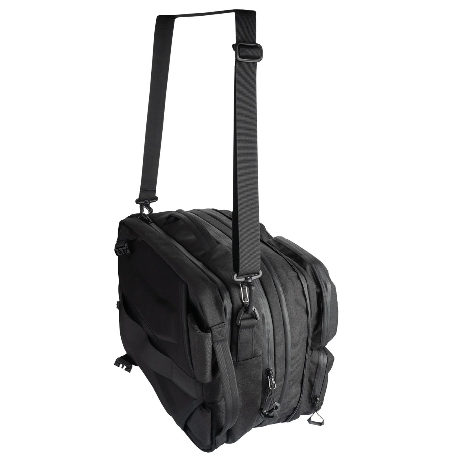 Die STOIRM Messenger Bag von STOIRM ist schwarz, wasserabweisend, mit mehreren Fächern, einem verstellbaren Gurt, Reißverschlüssen, verstärkten Griffen und einem 17"-Laptopfach - dargestellt auf weißem Hintergrund.