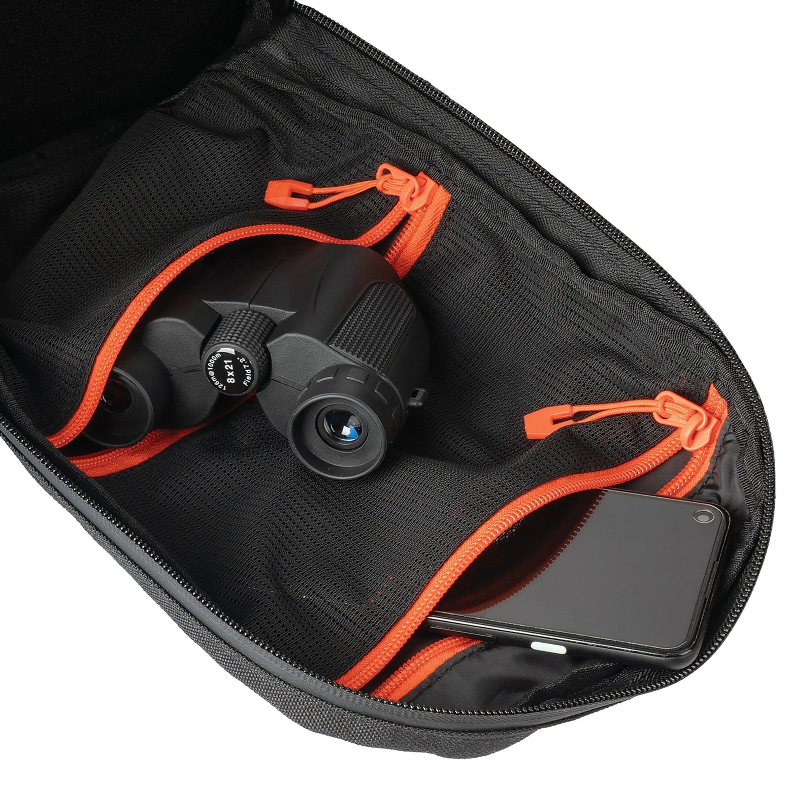 Die STOIRM Messenger Bag von STOIRM mit orangefarbenen Reißverschlüssen lässt sich öffnen, um ein schwarzes Fernglas und ein Smartphone in Netztaschen zu zeigen; diese geräumige, wasserfeste Tasche bietet außerdem ein gepolstertes 17-Zoll-Laptopfach.