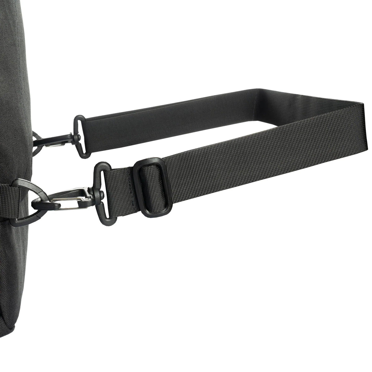 Eine Nahaufnahme des schwarzen, verstellbaren Schultergurts der STOIRM Messenger Bag mit Metallwirbel und Kunststoffschiebern auf weißem Hintergrund. Ideal für Taschen mit 17"-Laptop-Fach und von STOIRM als wasserfest konzipiert.