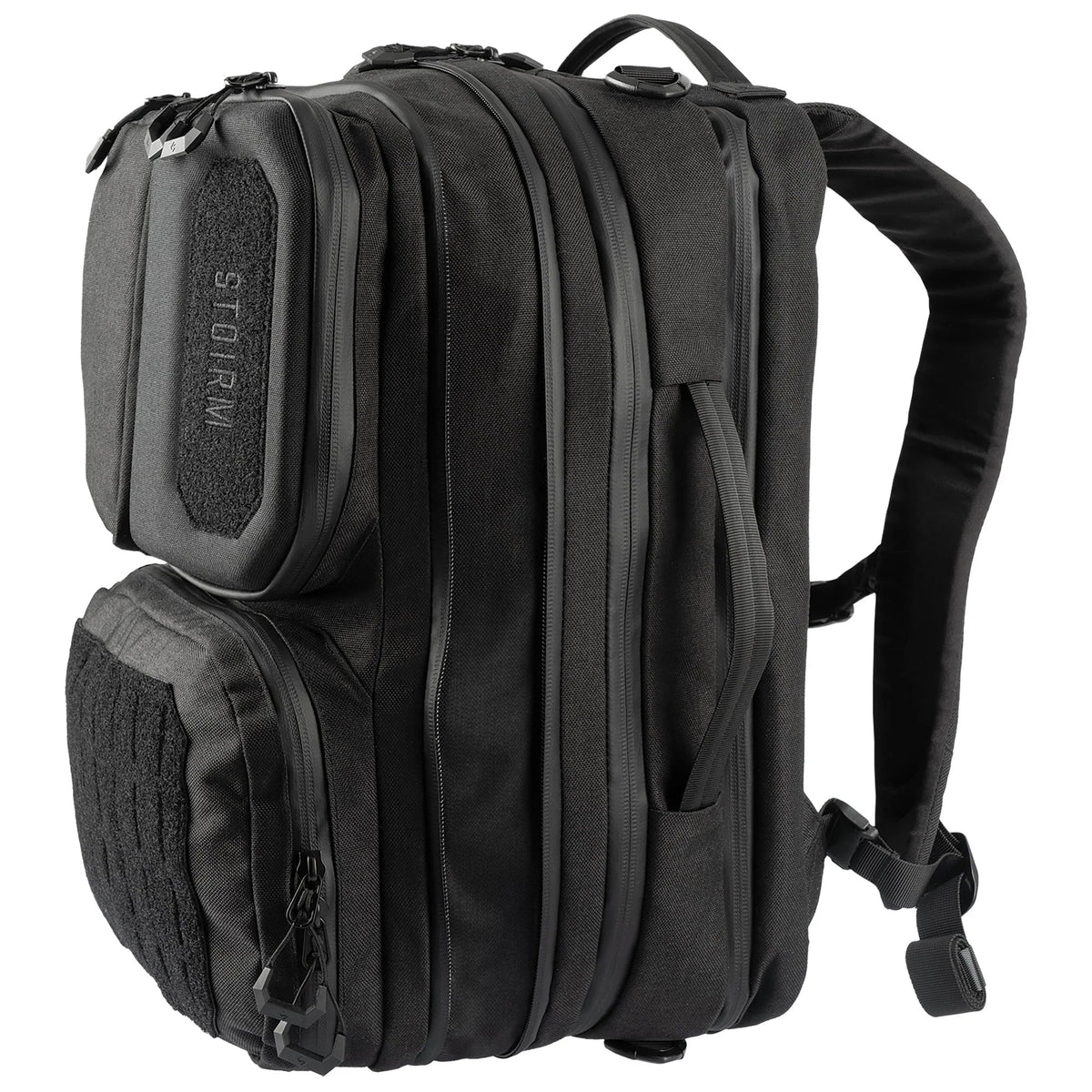 Die STOIRM Messenger Bag von STOIRM ist schwarz und verfügt über mehrere Reißverschlussfächer, gepolsterte Schultergurte, einen vorderen Klettverschlussbereich, ein wasserdichtes Design und ein 17-Zoll-Laptopfach. Abgebildet vor weißem Hintergrund.