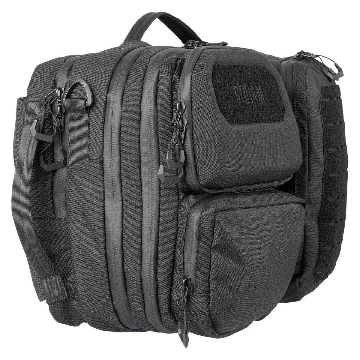 Die STOIRM Messenger Bag von STOIRM ist schwarz, wasserabweisend, mit mehreren Reißverschlussfächern, einem verstärkten Griff, Befestigungsschlaufen, einem 17"-Laptopfach und einem Klettaufnäher mit der Aufschrift STORM auf der Vorderseite.