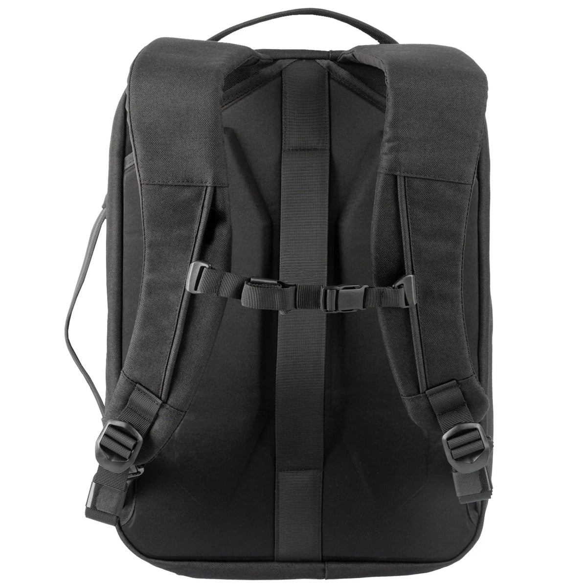 Die STOIRM Messenger Bag von STOIRM, aufrecht vor weißem Hintergrund abgebildet, verfügt über gepolsterte Schultergurte, verstellbare Schnallen, einen Brustgurt und einen oberen Tragegriff. Diese wasserfeste Tasche enthält ein 17 Zoll Laptopfach.