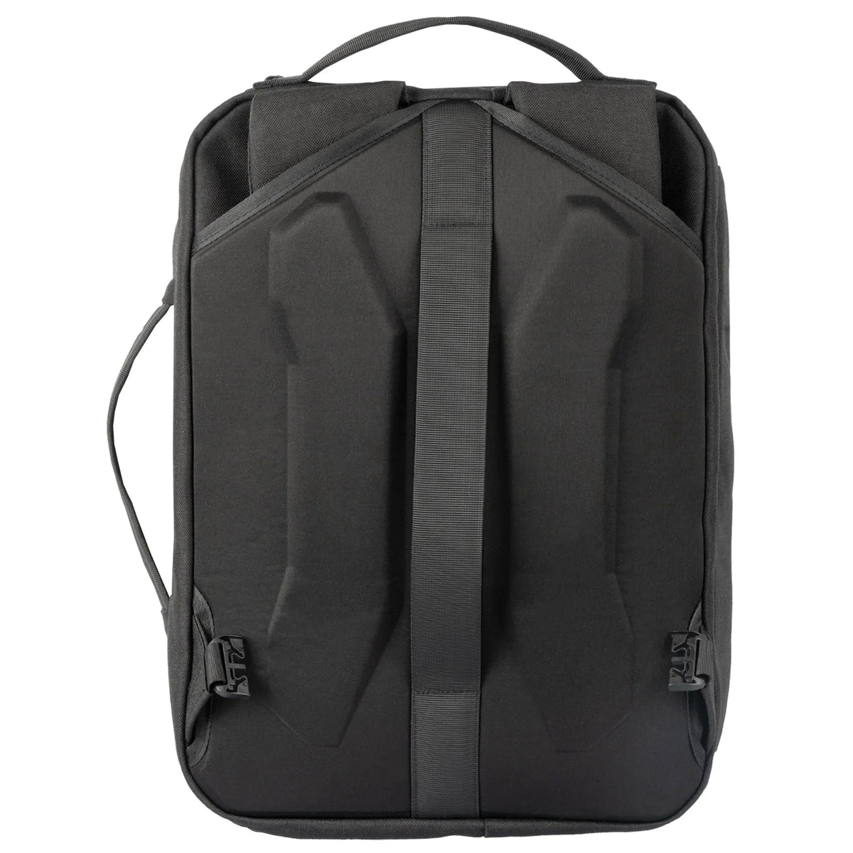 Der STOIRM Messenger Bag von STOIRM ist ein schwarzer, wasserfester Rucksack mit zwei gepolsterten Schulterriemen, Tragegriffen oben und an den Seiten und einem 17 Zoll Laptopfach. Sein schlankes, strukturiertes Design weist minimale sichtbare Details auf, wenn man ihn von hinten betrachtet.