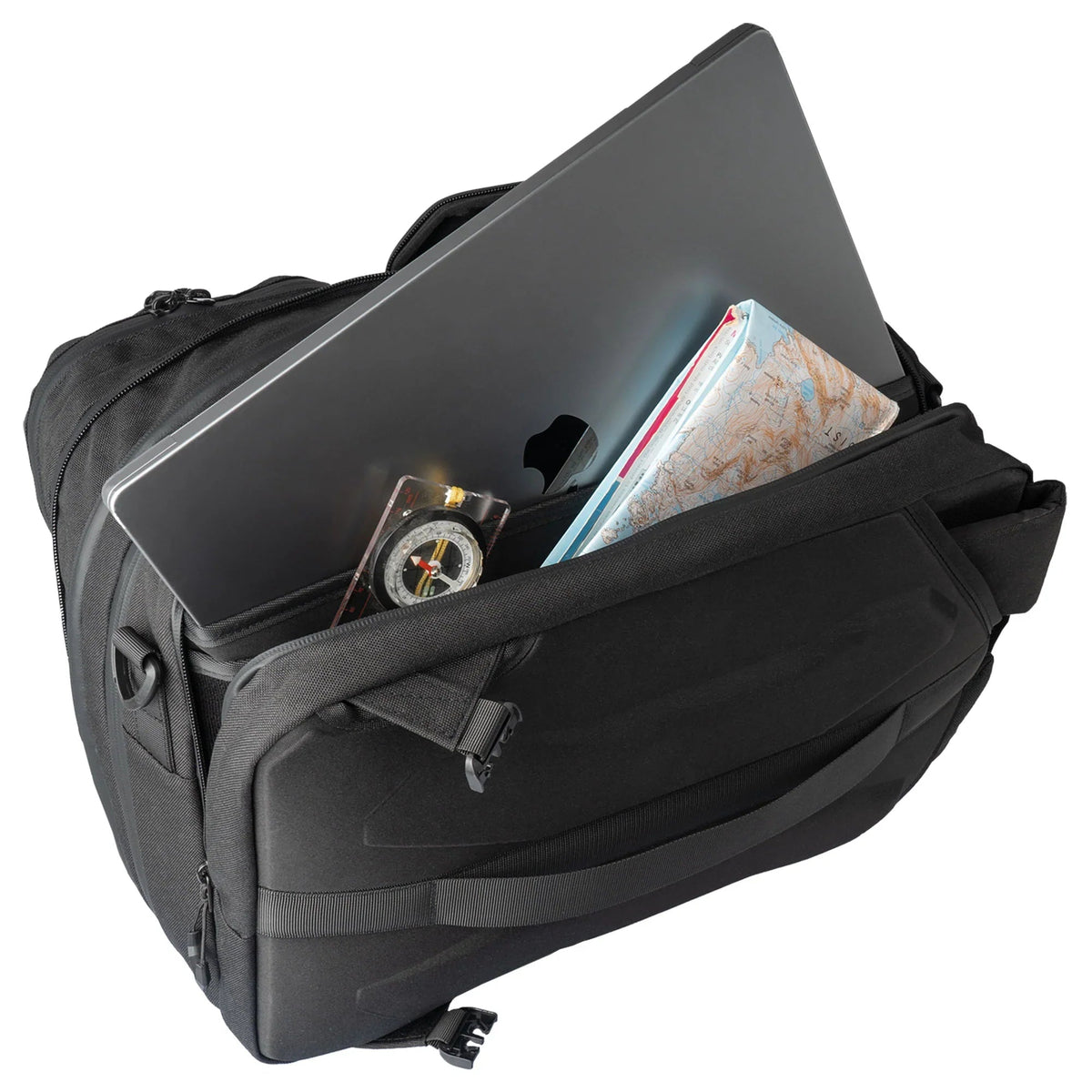 Die STOIRM Messenger Bag von STOIRM, in schwarz und wasserfest, wird mit geöffnetem Oberfach gezeigt, in dem ein 17-Zoll-Laptop (Laptopfach 17 Zoll), eine gefaltete Karte und eine Klarsichthülle mit Kompass Platz finden.