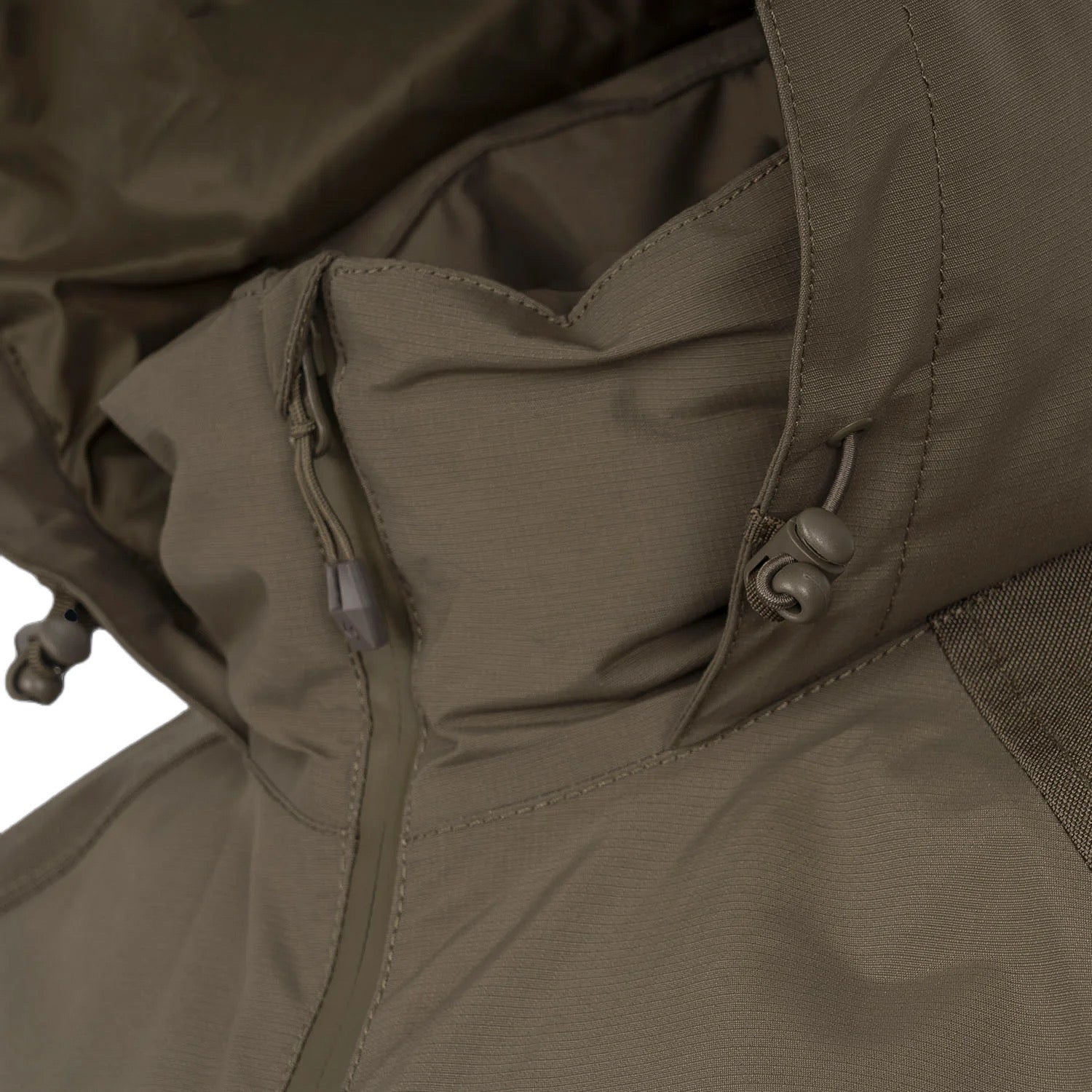 Nahaufnahme der STOIRM Primaloft® Winter Jacket in Ranger Green, mit detaillierten Nähten, einem Reißverschluss und einem verstellbaren Kordelzug mit Kunststoffknebel am Kragen.