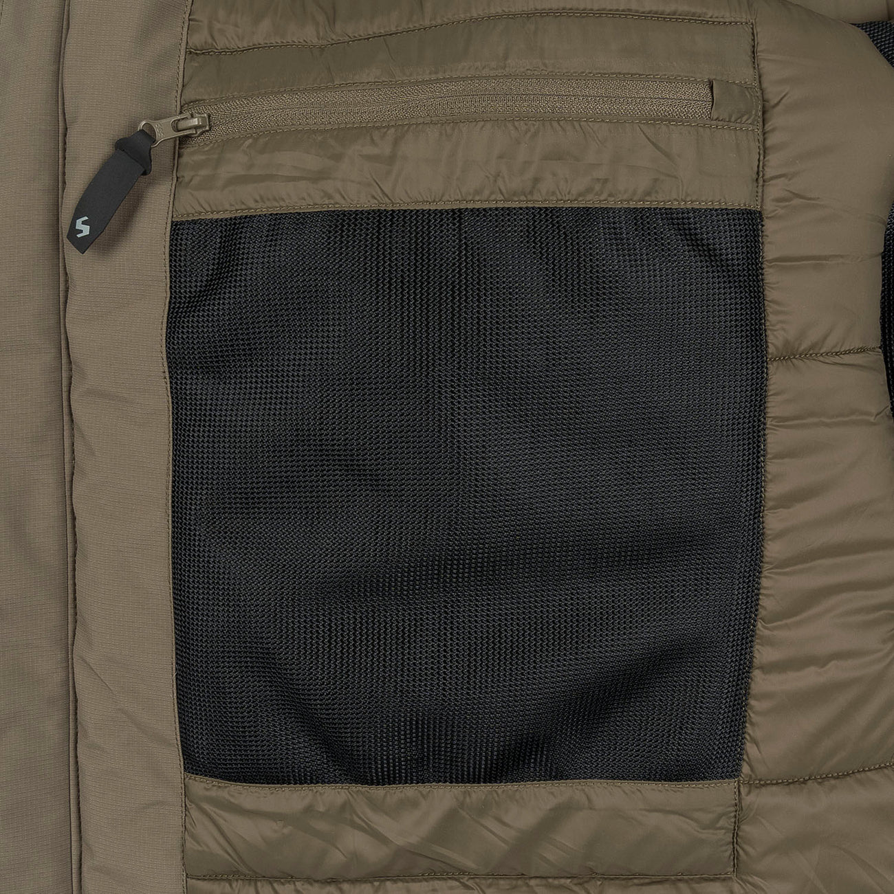 Nahaufnahme der STOIRM Primaloft® Winter Jacket in Ranger Green mit einer oberen Tasche mit Reißverschluss und einer großen schwarzen Netztasche, die beide in das Innenfutter eingenäht sind.