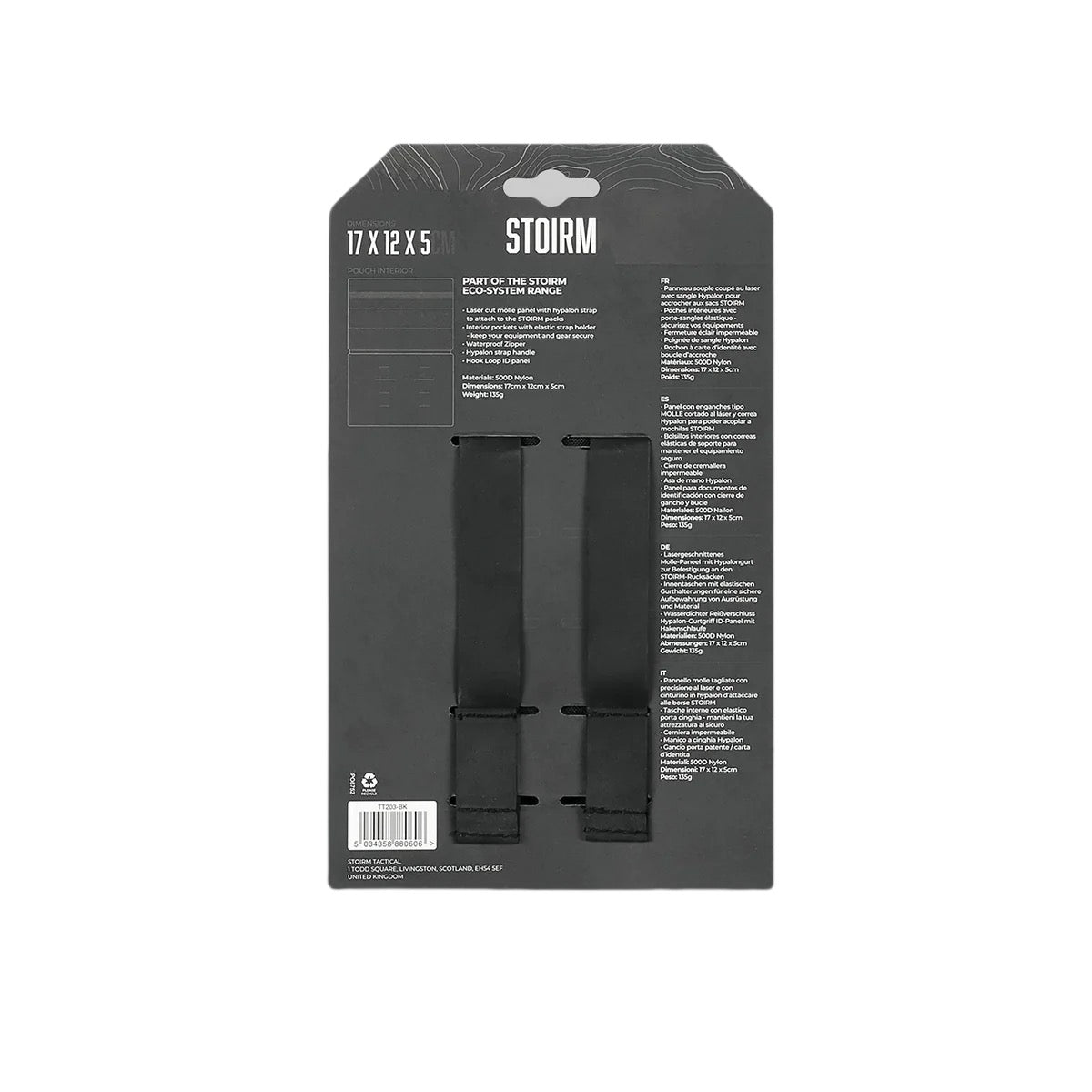 Die Rückansicht der STOIRM Small Pouch V.1 Verpackung zeigt zwei vertikale schwarze Riemen. Die olivgrüne MOLLE-Tasche zeigt Produktinformationen, technische Daten und Anweisungen in weißer Schrift auf dunklem Hintergrund. Marke: STOIRM.