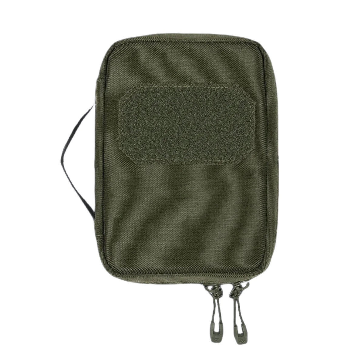 Die STOIRM Small Pouch V.1 in Olivgrün verfügt über einen seitlichen Stoffgriff, doppelte Reißverschlüsse an der Unterseite, einen Klettverschluss an der Vorderseite und Kompatibilität mit Molle-Panels auf weißem Hintergrund.