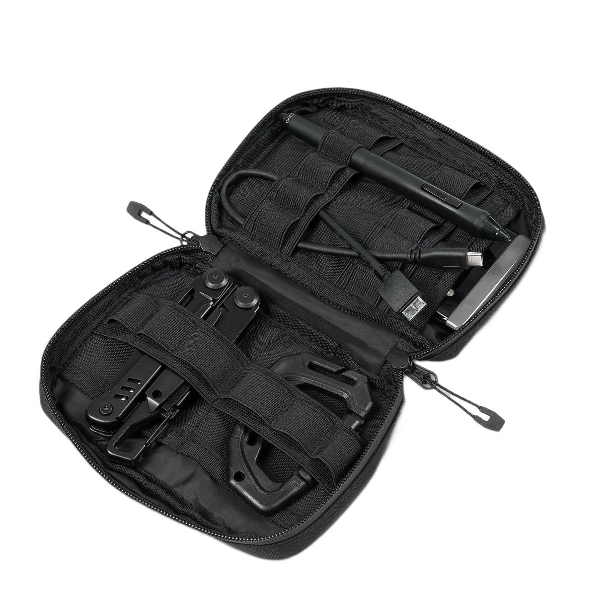 Die STOIRM Small Pouch V.1 in Schwarz ist offen und zeigt Werkzeuge wie ein Multitool, ein stiftförmiges Werkzeug und ein USB-Kabel, die durch elastische Bänder organisiert sind - ideal, um sie mit einem Molle-Panel an Ihrer Ausrüstung zu befestigen.