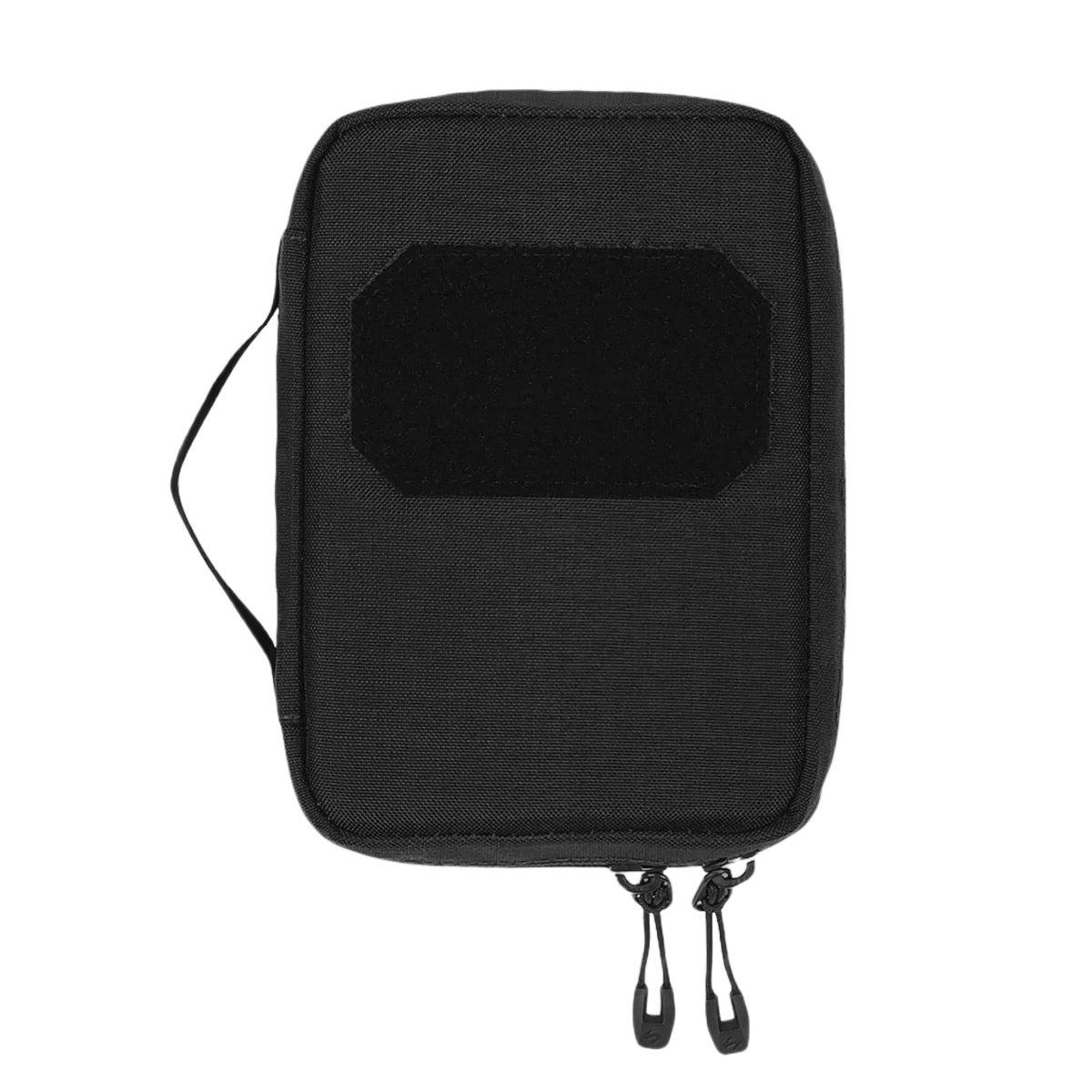 Die STOIRM Small Pouch V.2 ist eine schwarze, rechteckige Reißverschlusstasche mit zwei Reißverschlüssen, einem seitlichen Griff und einer leeren Patch-Fläche, die sich leicht an jeder MOLLE-Platte befestigen lässt und vielseitig einsetzbar ist.