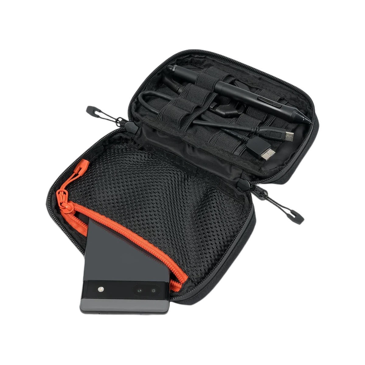 Die STOIRM Small Pouch V.2, abgebildet in Schwarz auf weißem Hintergrund, hat Netz- und elastische Fächer für ein Smartphone, USB-Kabel und einen Stift. Diese abnehmbare Tasche ist Molle-kompatibel und hält Ihre Essentials ordentlich organisiert.