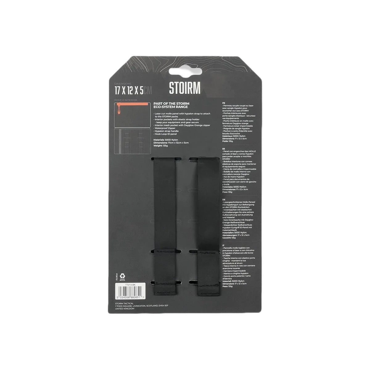 Rückansicht der schwarzen STOIRM-Verpackung mit zwei angebrachten Befestigungsriemen - ideal für die Befestigung der STOIRM Small Pouch V.2 an einem Molle Panel. Produktinformationen und technische Daten sind in weißer Schrift auf der Verpackung aufgedruckt.