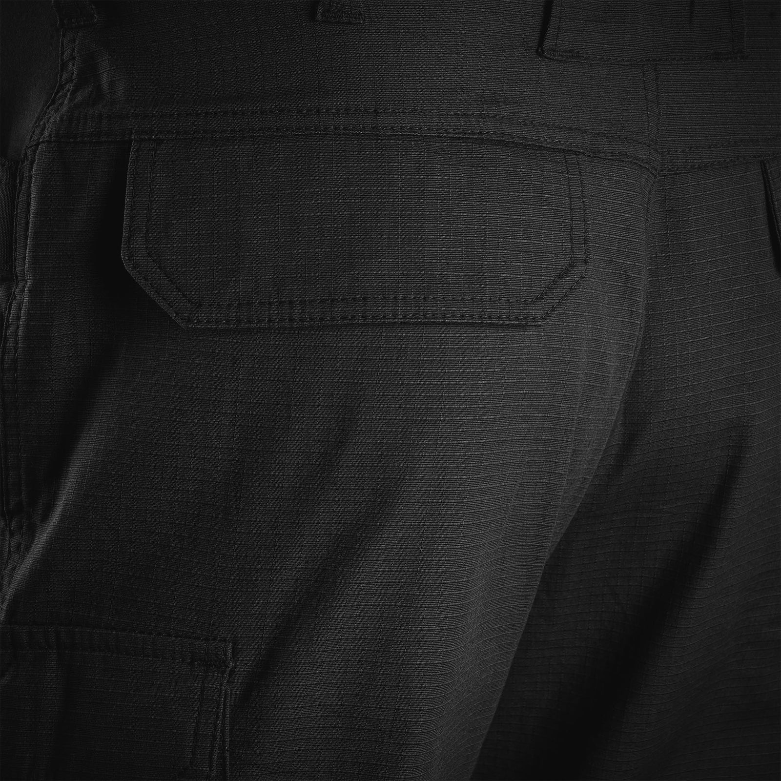 Nahaufnahme der Gesäßtasche der STOIRM Tactical Trousers Gen2 in Ranger Green. Hervorzuheben sind die detaillierten Nähte und die subtile Textur des Ripstop-Stretchgewebes.