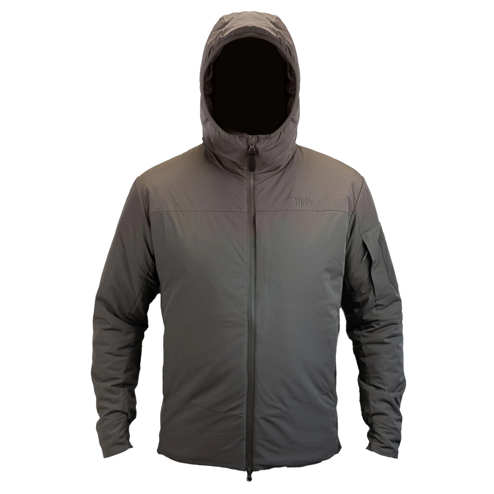 Eine rangergrüne STOIRM Thermal Jacket mit Primaloft-Isolierung - mit Kapuze, Frontreißverschluss, langen Ärmeln und einer kleinen Tasche am linken Oberarm - wird an einer gesichtslosen Schaufensterpuppe vor einem weißen Hintergrund gezeigt.