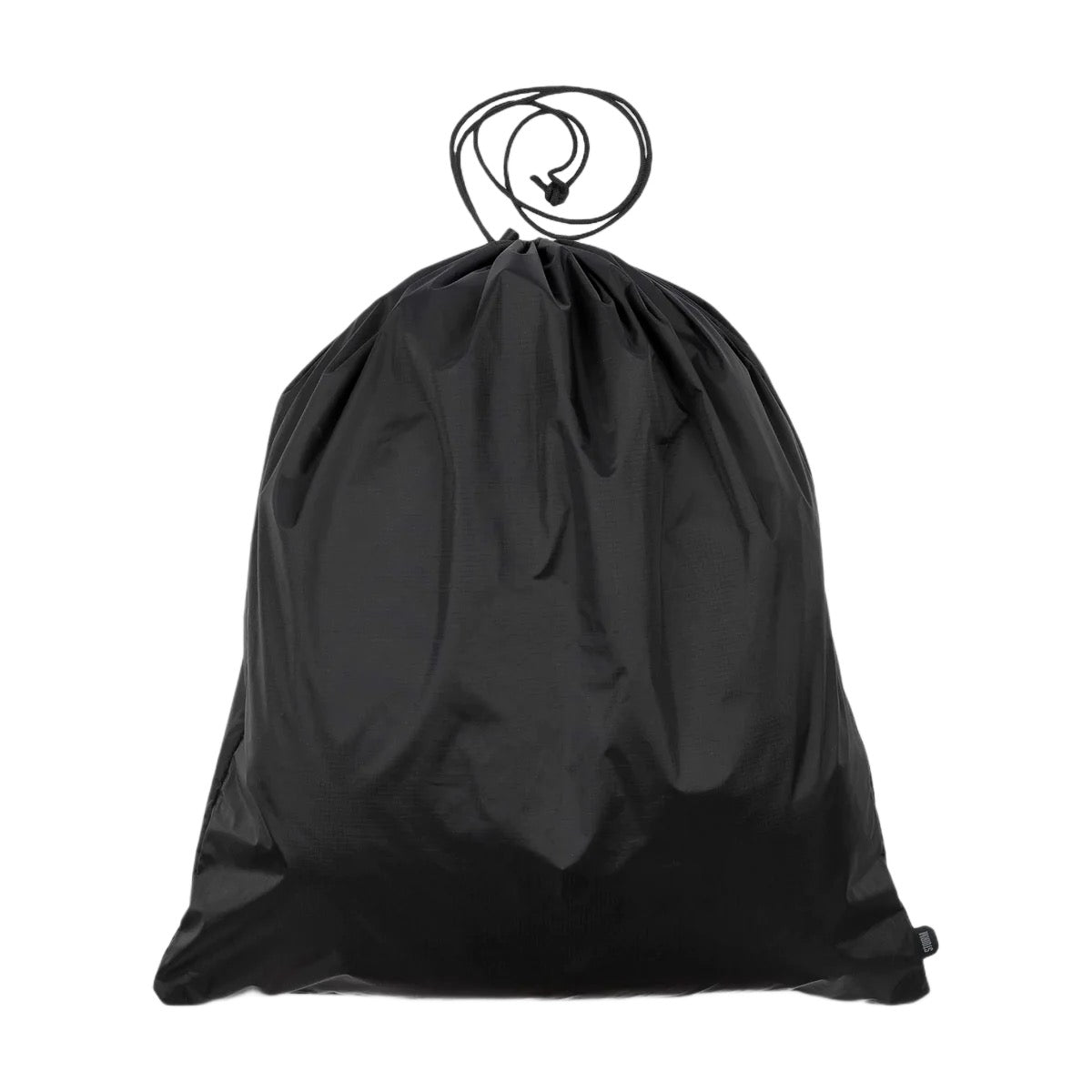 Der STOIRM Travel Cube mit Wäschesack von STOIRM ist eine geräumige schwarze Tasche mit sicheren Kordelzügen, ideal für die Organisation von Kleidung auf Reisen. Das schlichte Design hebt sich elegant von einem weißen Hintergrund ab.