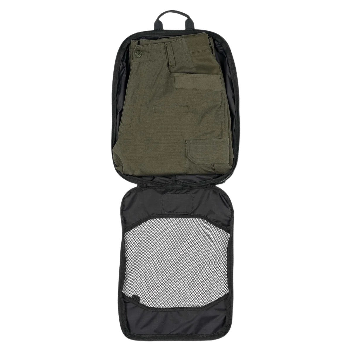 Ein STOIRM Travel Cube mit Wäschesack von STOIRM ist geöffnet und zeigt eine ordentlich gefaltete olivgrüne Hose unter einer schwarzen Netzklappe mit Reißverschluss.