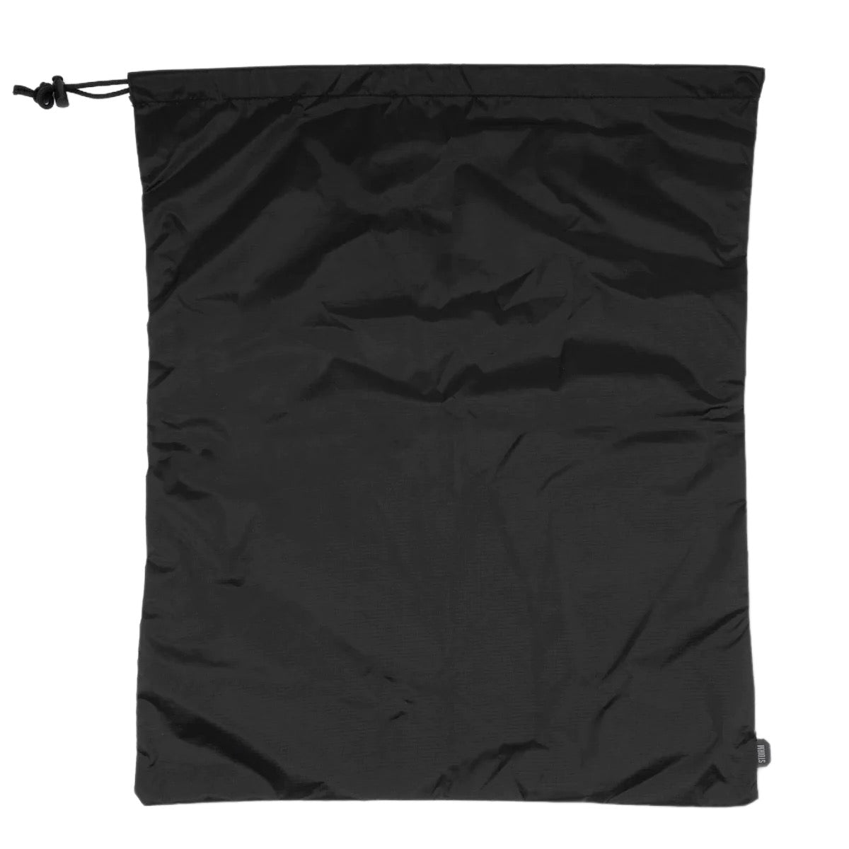 Der STOIRM Travel Cube mit Wäschesack ist ein schwarzer Nylon-Kordelzugbeutel mit einem Kordelverschluss oben links und einem kleinen STOIRM-Etikett unten rechts - ideal für leichte Wäsche oder organisiertes Packen auf Reisen.