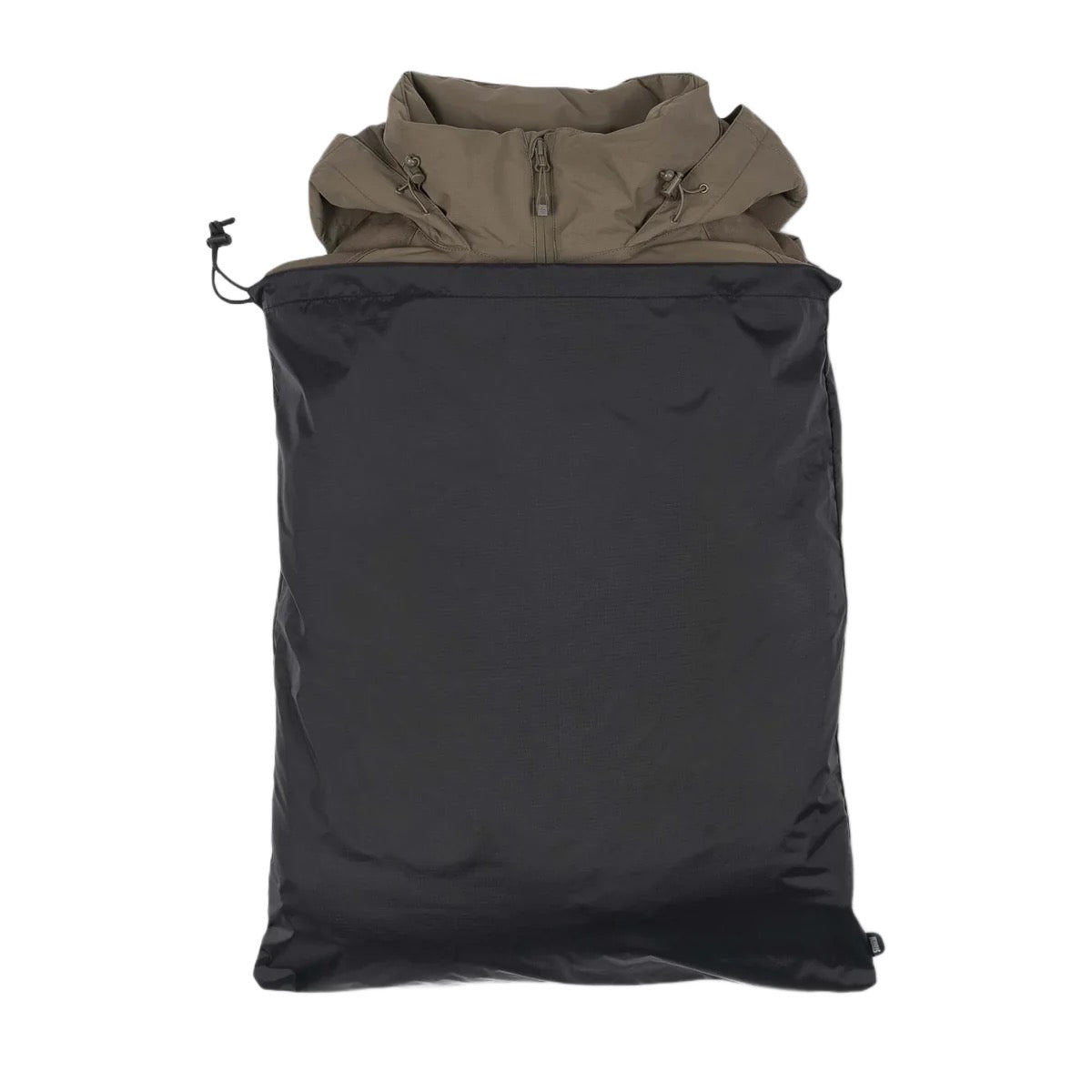 Eine braune Kapuzenjacke ist teilweise in den STOIRM Travel Cube with Laundry Bag von STOIRM gepackt, wobei die Kapuze und das Oberteil über der Öffnung des großen schwarzen Würfels sichtbar sind.