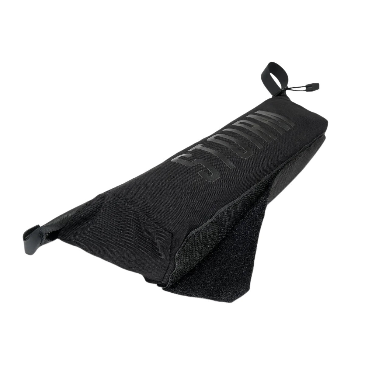 Die STOIRM Utility Pouch ist eine schwarze, dreieckige Fahrradrahmentasche mit dem fetten Schriftzug "STOIRM" an der Seite, die mit einem Reißverschluss und Befestigungsschlaufen ausgestattet ist. Mit dieser wasserdichten Tasche sind deine Essentials auf jeder Fahrt sicher und trocken.