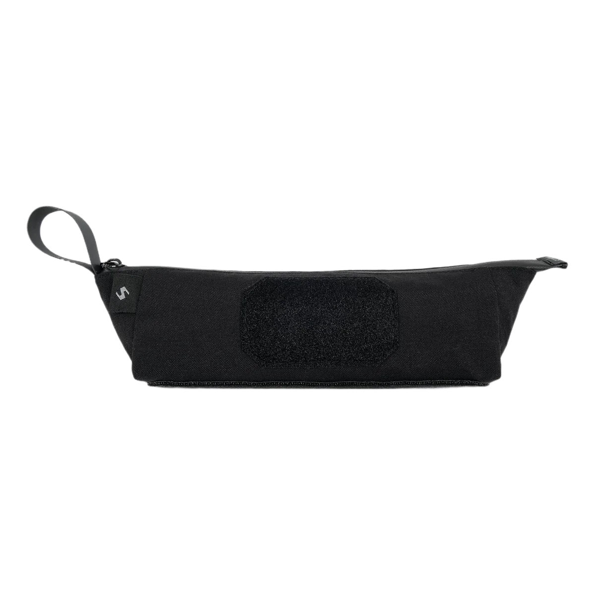 Die STOIRM Utility Pouch ist eine schwarze, wasserdichte Tasche mit einem rechteckigen Aufnäher auf der Vorderseite und einer kleinen Seitenschlaufe zum Tragen. Sie ist vor einem weißen Hintergrund abgebildet.