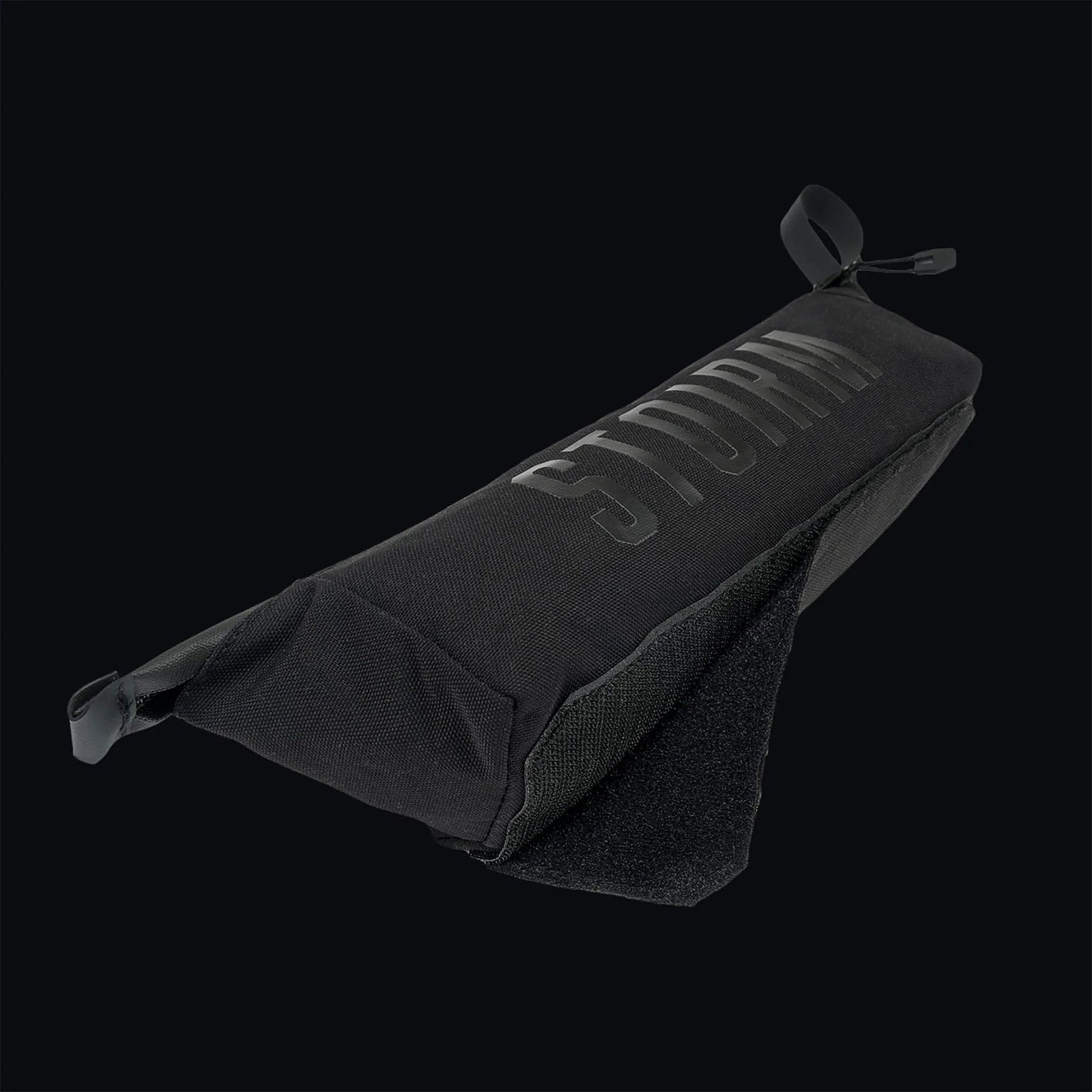Die STOIRM Utility Pouch von STOIRM ist eine schwarze, dreieckige Fahrradrahmentasche mit auffälligem STOIRM-Branding, Reißverschlussfächern, verstellbaren Trägern und einer abnehmbaren Tasche für mehr Komfort.