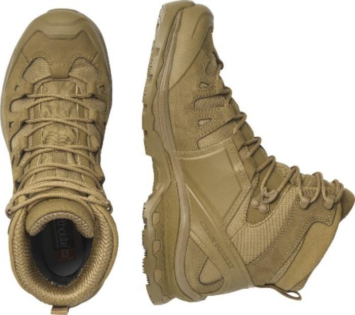 Ein Paar Salomon QUEST 4D FORCES 2 Stiefel von SALOMON FORCES in Coyote Brown, abgebildet von oben und von der Seite, mit Contagrip-Sohle, robusten Schnürsenkeln und verstärktem Material für den Outdoor- oder Militäreinsatz.