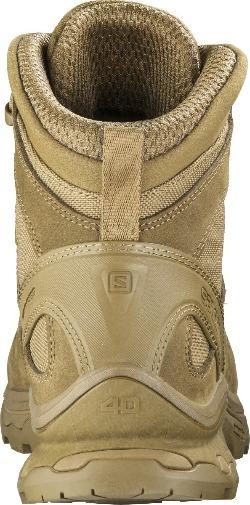 Die Rückansicht des SALOMON FORCES QUEST 4D FORCES 2 in Coyote Brown zeigt strukturiertes Gewebe, Gummiakzente, eine Fersenzugschlaufe und ein robustes Contagrip Sohle-Profil.