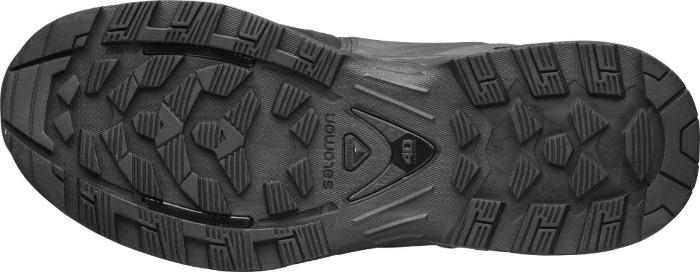 Nahaufnahme der schwarzen Gummilaufsohle des SALOMON FORCES QUEST 4D FORCES 2 DE, die tiefe, multidirektionale Stollen für die Traktion und das zentrale Salomon-Logo hervorhebt, das für den militärischen Einsatz konzipiert ist.