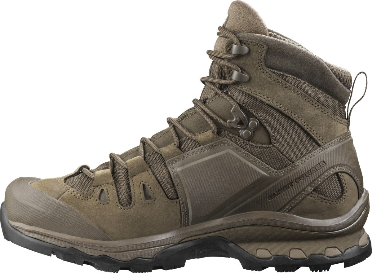 Der SALOMON FORCES Salomon QUEST 4D FORCES 2 EN - Earth Brown ist ein brauner High-Top-Stiefel mit dickem Profil, stabilen Schnürsenkeln, Durchtrittsicherheit, verstärktem Zehen- und Knöchelbereich, sowie strukturierten Einsätzen und einem GORE-TEX Label an der Seite.