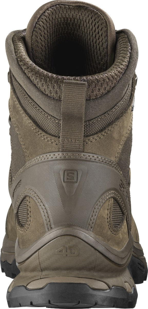 Eine Nahaufnahme der Rückseite des SALOMON FORCES QUEST 4D FORCES 2 EN - Earth Brown Wanderschuhs zeigt sein strukturiertes Gewebe, die robuste Sohle mit Durchtrittsicherheit, die verstärkte Ferse und die Zuglasche. Das SALOMON FORCES Logo befindet sich an der Ferse.
