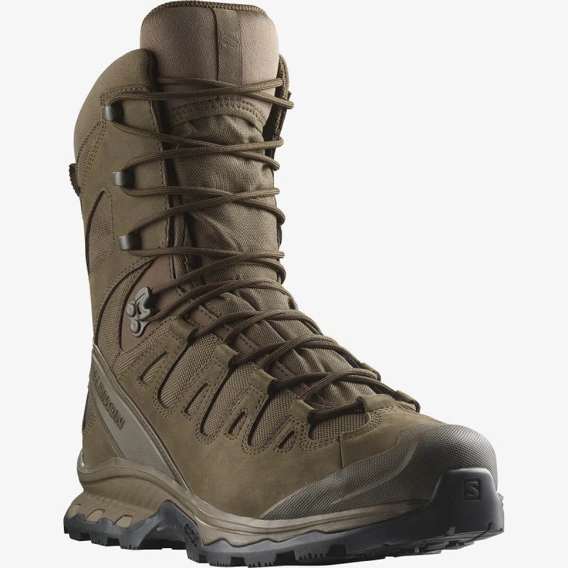 Ein einzelner erdbrauner Salomon QUEST 4D FORCES 2 HIGH GTX EN Wanderschuh von SALOMON FORCES mit robuster Sohle und verstärktem Zehenbereich, GORE-TEX-Konstruktion und mehreren Schnürsenkeln, abgebildet auf einem schlichten weißen Hintergrund.