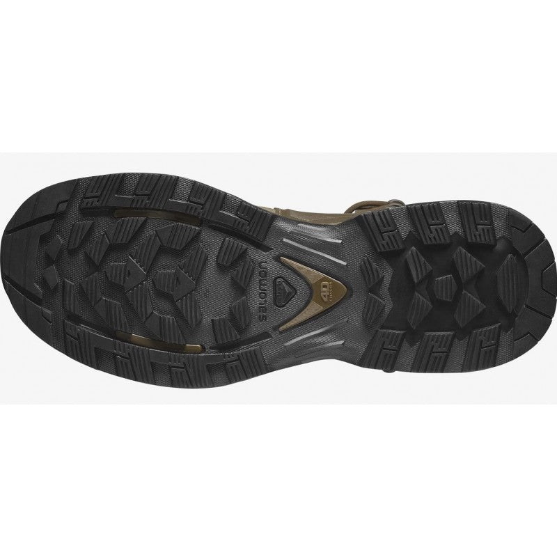 Das Bild zeigt das robuste schwarze Profil einer SALOMON FORCES QUEST 4D FORCES 2 HIGH GTX DE - Earth Brown Stiefelsohle mit tiefen, eckigen Stollen für die Traktion, GORE-TEX Technologie und dem Salomon Logo in der Mitte.