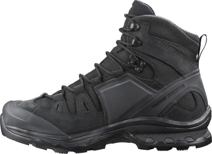 Der SALOMON FORCES QUEST 4D GTX FORCES 2 DE, ein schwarzer High-Top-Stiefel mit robustem Profil, Obermaterial aus Mesh und Synthetik, GORE-TEX-Futter und verstärktem Zehen- und Fersenbereich, ist seitlich vor einem weißen Hintergrund abgebildet.