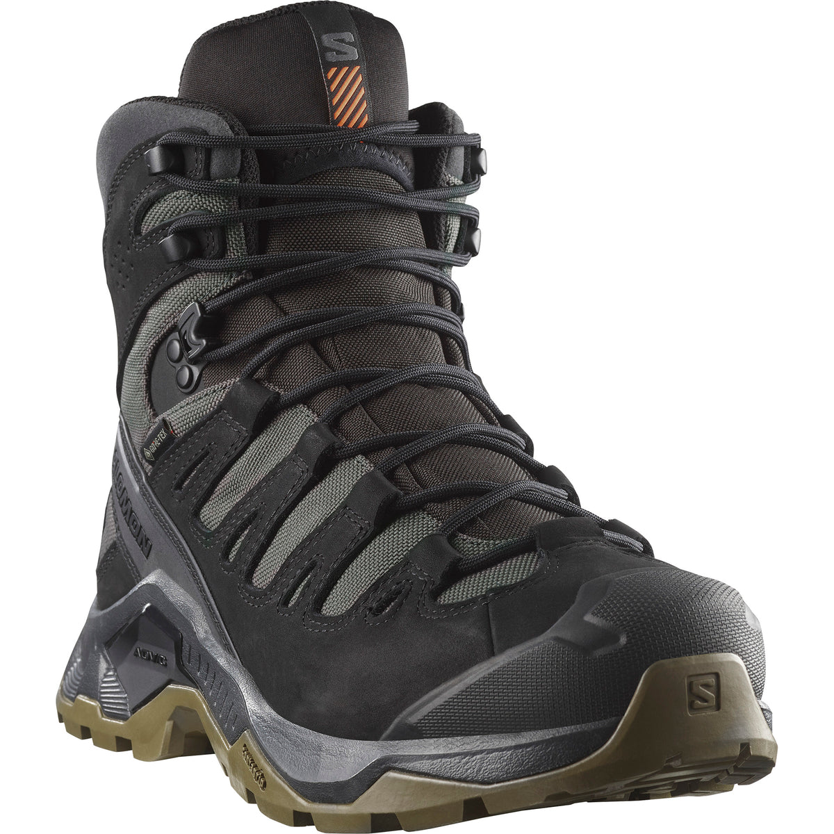 Der SALOMON TRACKER QUEST TRACKER GTX in Black/Asphalt/Coyote ist ein robuster, knöchelhoher Wanderschuh mit robustem Profil, dicken Schnürsenkeln und Branding auf der Zunge und an der Seite. Der Stiefel ist leicht nach links geneigt abgebildet.