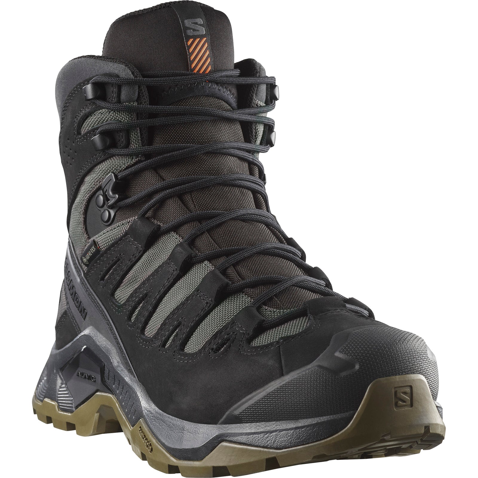 Der SALOMON TRACKER QUEST TRACKER GTX in Black/Asphalt/Coyote ist ein robuster, knöchelhoher Wanderschuh mit robustem Profil, dicken Schnürsenkeln und Branding auf der Zunge und an der Seite. Der Stiefel ist leicht nach links geneigt abgebildet.