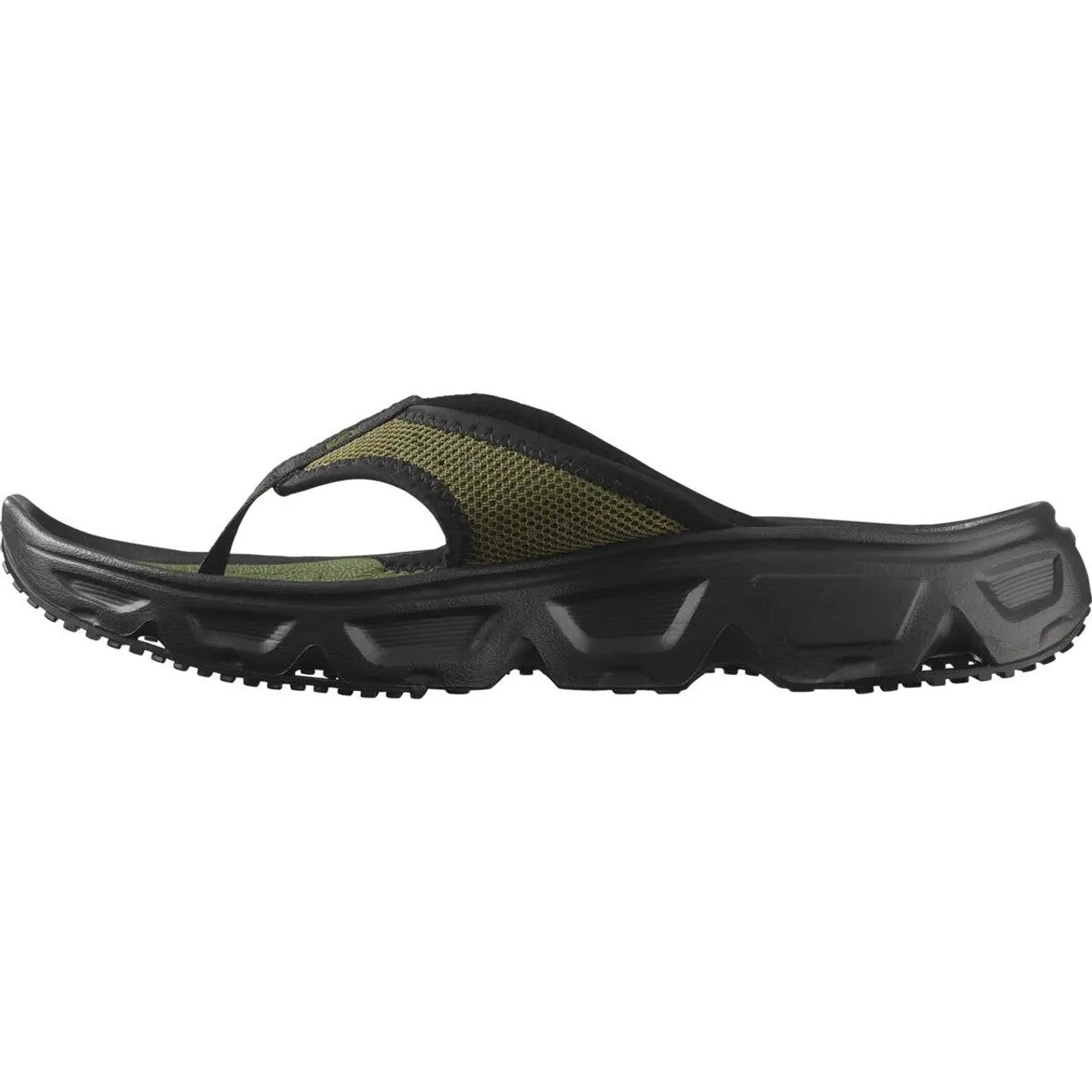 Ein einzelner Salomon RX BREAK FORCES Flip-Flop von SALOMON FORCES in Olive Night/Black, mit einem Obermaterial aus Mesh und einer robusten, strukturierten Sohle, im Seitenprofil gezeigt.