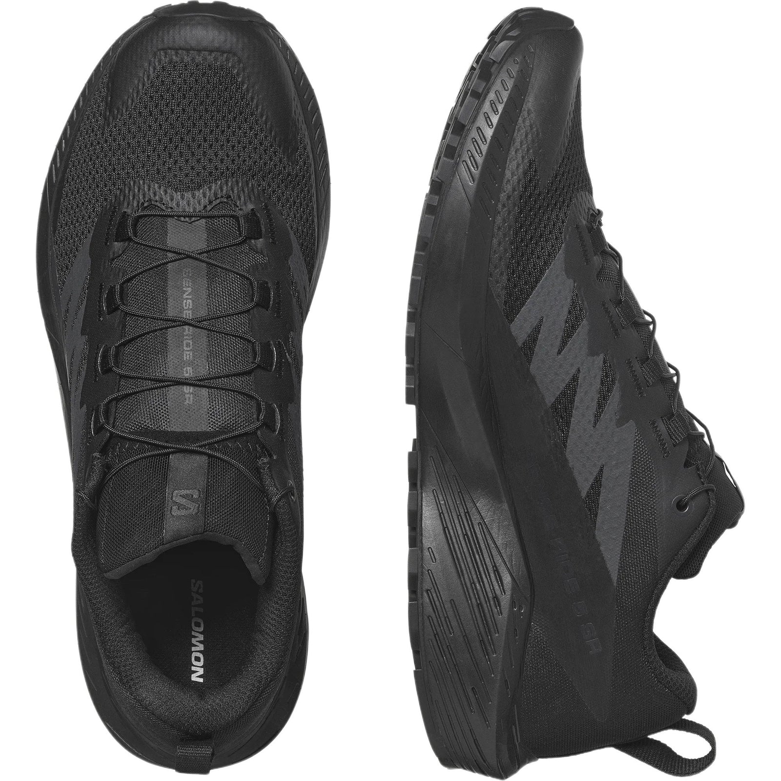 Ein Paar schwarze SALOMON FORCES Salomon SENSE RIDE 5 SR Schuhe von oben und von der Seite, mit All Terrain Contagrip Sohlen, schwarzen Schnürsenkeln und einem schlanken, modernen Look.