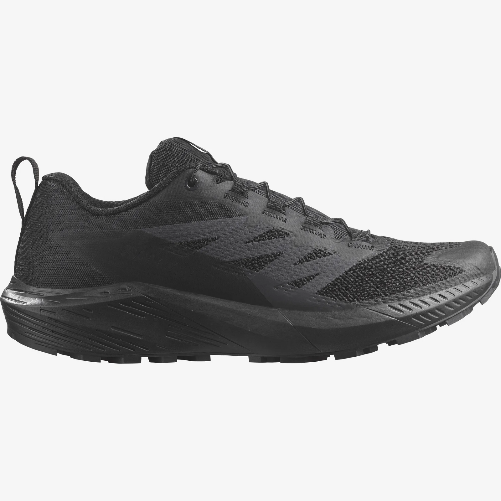 Der SALOMON FORCES Salomon SENSE RIDE 5 SR - Black ist im linken Seitenprofil auf weißem Grund abgebildet und verfügt über ein Obermaterial aus Mesh, einen Schnürverschluss und eine strukturierte All Terrain Contagrip-Sohle.